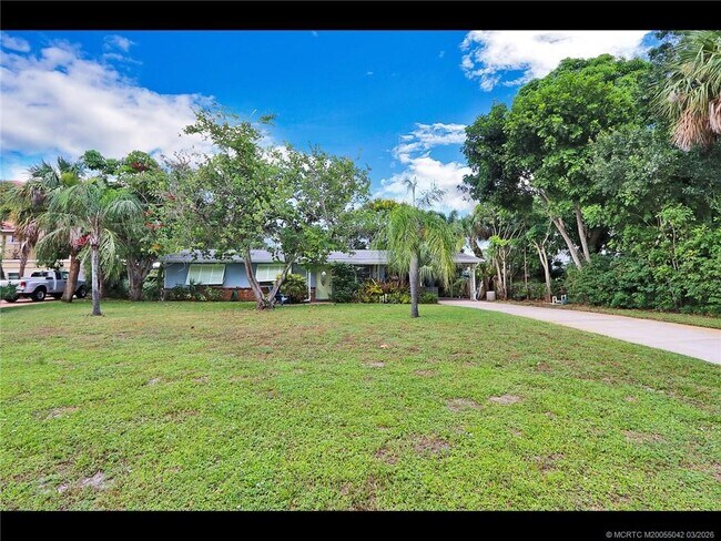 Building Photo - 1905 NE River Ct