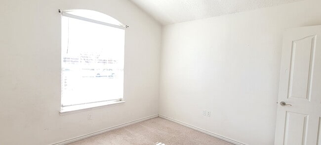 Building Photo - NEWER HOME ON QUIET STREET