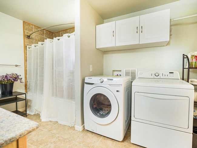 Building Photo - 1936 Crestview Dr