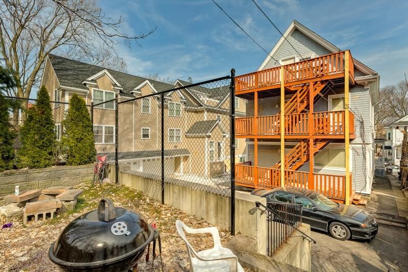 Building Photo - 30 Hillside St