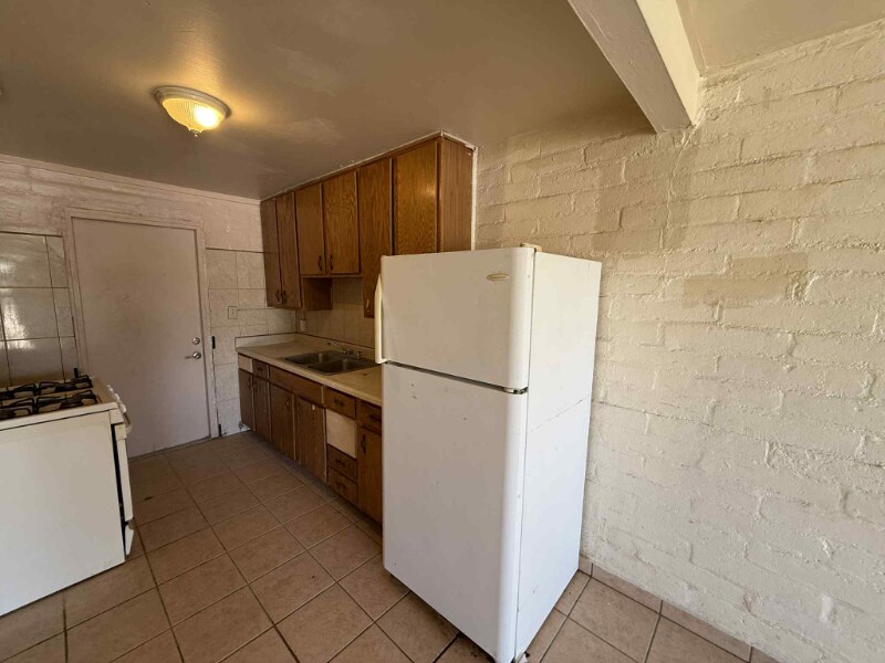 Building Photo - 705 W Irvington Rd