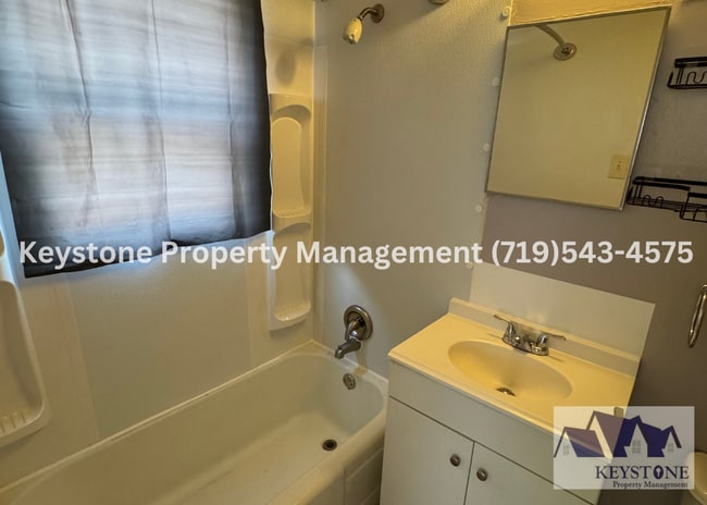 Building Photo - Centrally Located - 3 Bedroom/1.5 Bath Hou...
