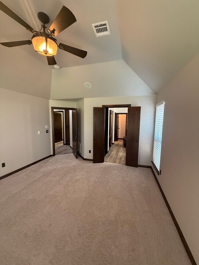 Building Photo - 3 bed plus office, Neighborhood amenities include a neighborhood pond, Pool and playground!
