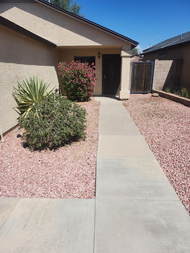 Building Photo - "Charming 3-Bedroom Oasis with 2 Baths in ...