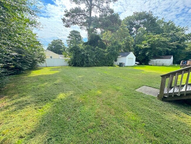 Building Photo - CHARMING 4-BEDROOM, 2-BATH COTTAGE-STYLE HOME IN HAMPTON, VA!