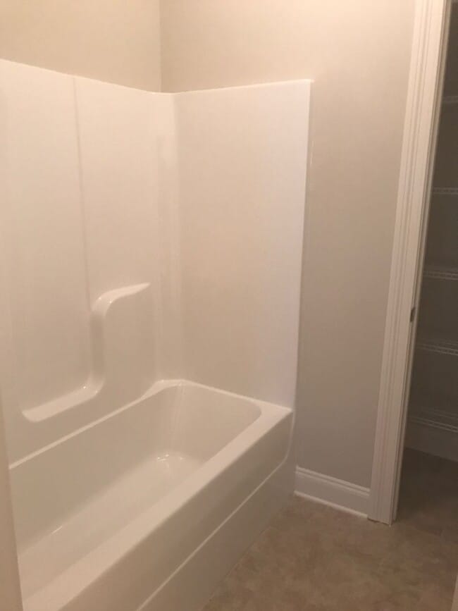 Building Photo - 4 Bed/4.5 Bath Townhouse at West End