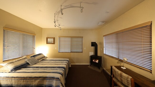 Building Photo - Studio - 1 Bath - Utilities Included - Shared Laundry