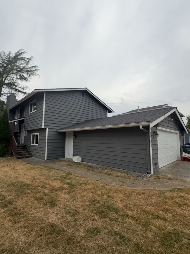 Building Photo - 6 bedroom, 2 bath home with Two Car Garage!!!!