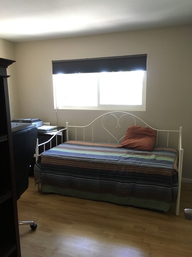 Building Photo - 3 Bedroom Condo - End Unit For Lease