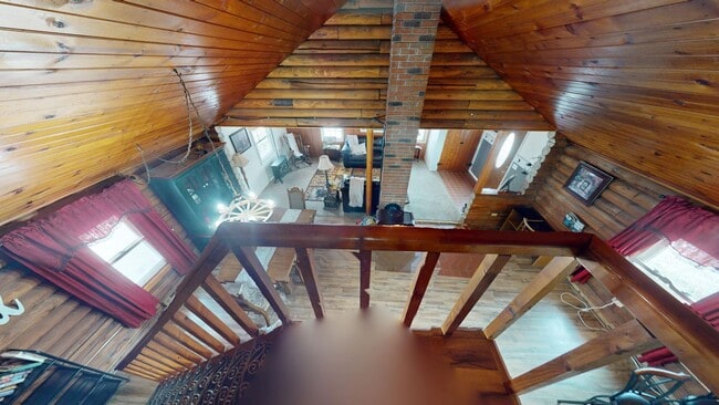 Building Photo - Beautiful Cabin in Crestview School District!