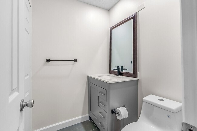 Building Photo - 2700 S Oakland Forest Dr