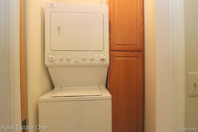 Building Photo - 2110 Hidden Meadows Dr