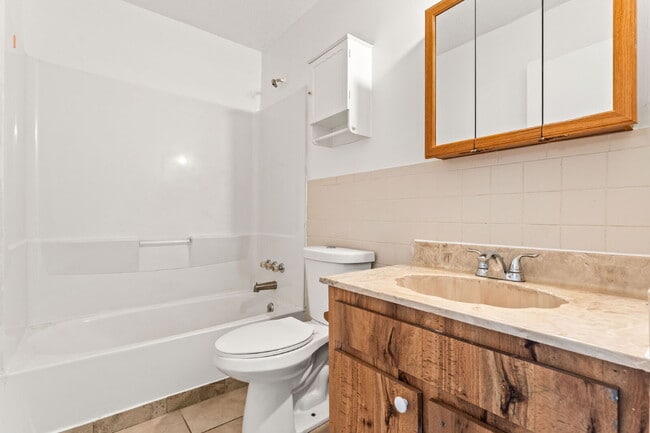 Building Photo - Charming 2-Bed Duplex Retreat in Edgewater...