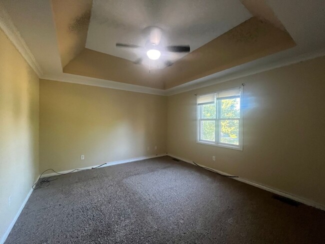 Building Photo - One month free- Three bedroom in the cente...