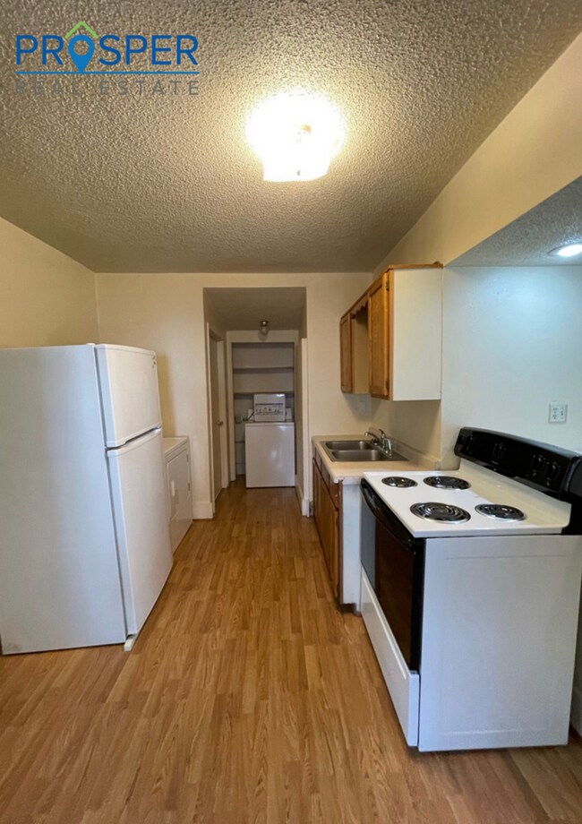Building Photo - Nice 4-Bedroom House with Extra Office/Study Space Located Near Water Street - Available June 2026