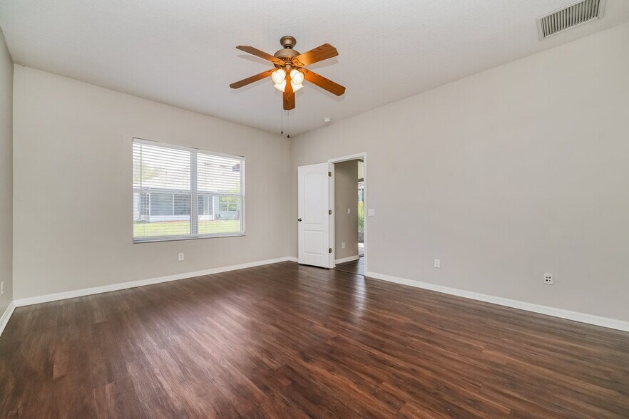 Building Photo - 6816 Surrey Oak Dr