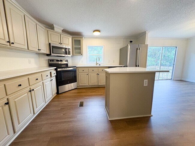 Building Photo - 4 Bedroom, 2 Bathroom: Pets Allowed!