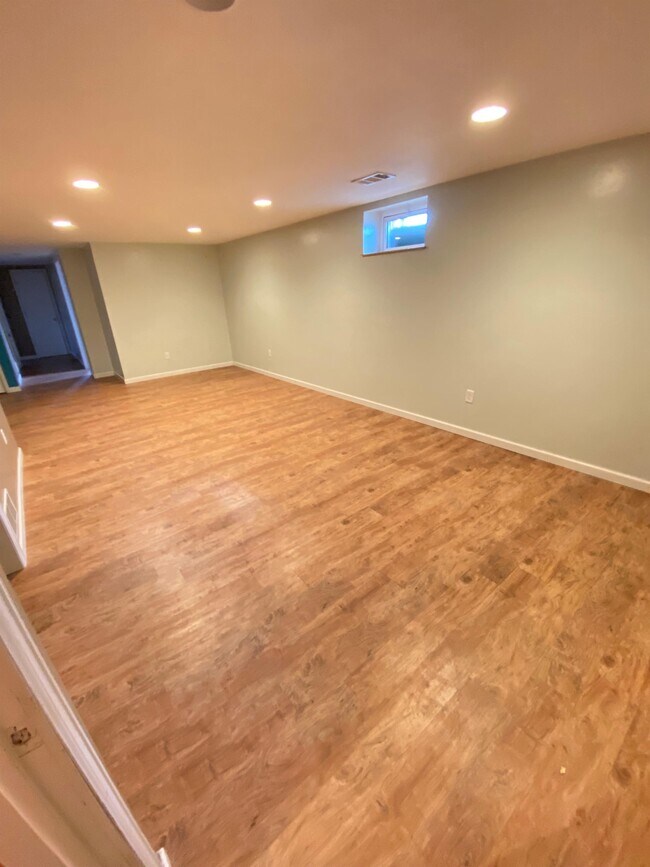 Building Photo - 301 Olive Ln