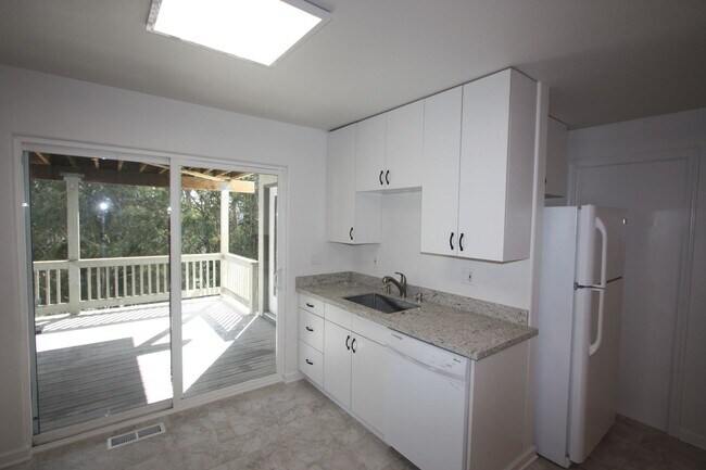 Building Photo - Outside Leasing - 10 Andorra Ct