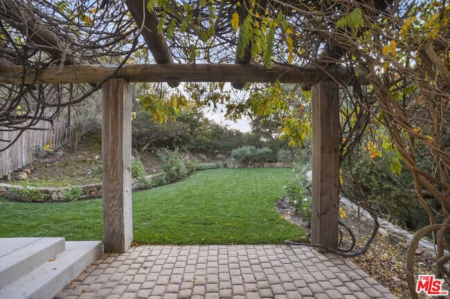 Building Photo - 373 Loftyhill Dr