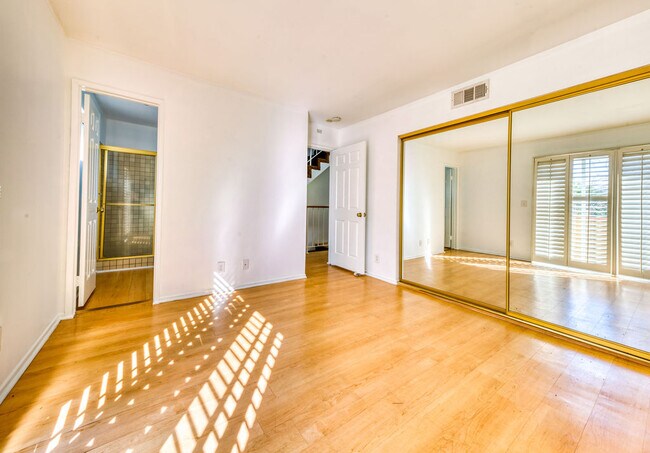 Building Photo - 1040 N Gardner St