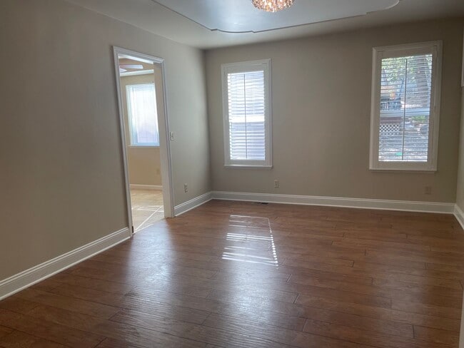Building Photo - 3 bedroom, 3 bath, entertainment room, lib...