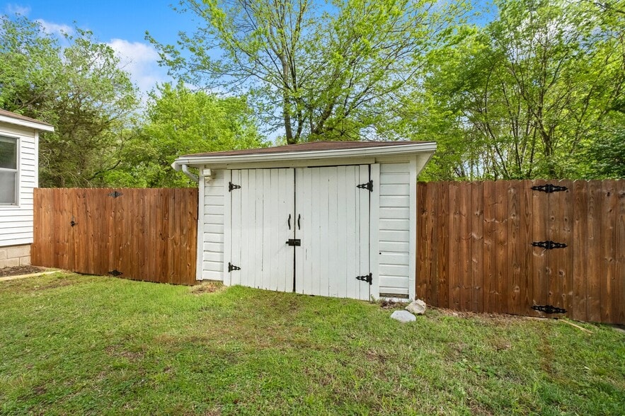 Building Photo - 2228 W Wedington Dr