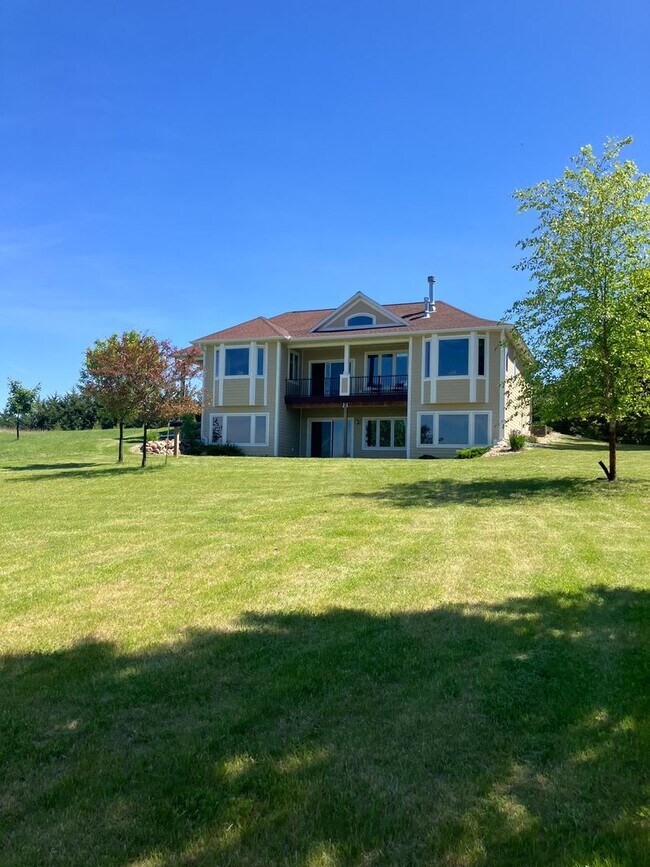 Building Photo - 220 Meadow Woods Dr