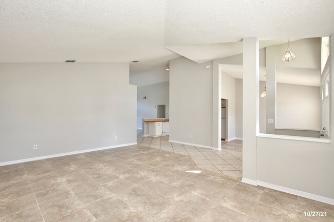 Building Photo - Stunning 3/2 Home with a Spacious 2 Car Ga...
