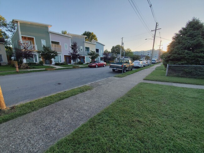 Building Photo - 525 Lilly Ave