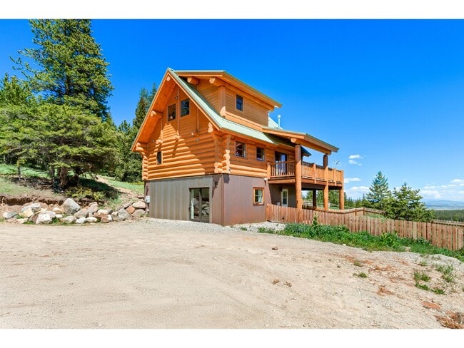 Building Photo - Beautiful Home on 10 Actre