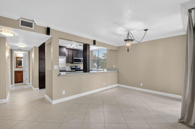 Building Photo - 450 Egret Cir