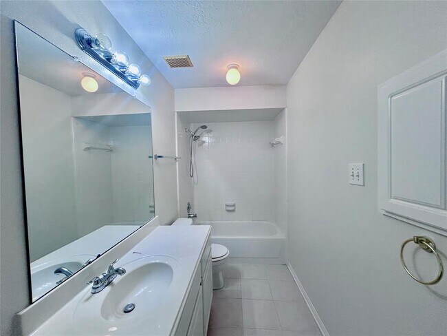 Building Photo - 2519 Silver Meadow Dr