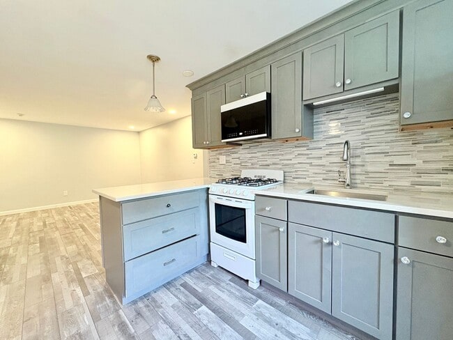 Building Photo - 2 Bed | 1 Bath | $2,150/mo | Assigned Park...