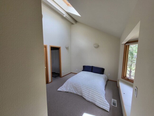 Building Photo - FULLY FURNISHED - 3 Bed 3 Full bath-office/bonus/craft room-walk to river