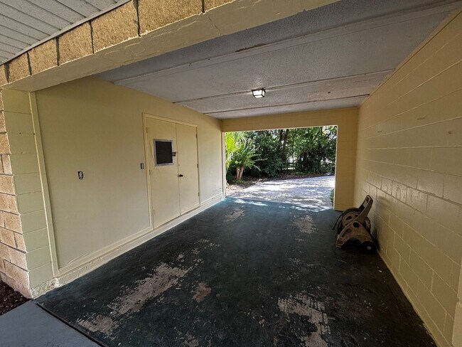 Building Photo - 2/2 Fully Renovated Home in Silver Springs Shores