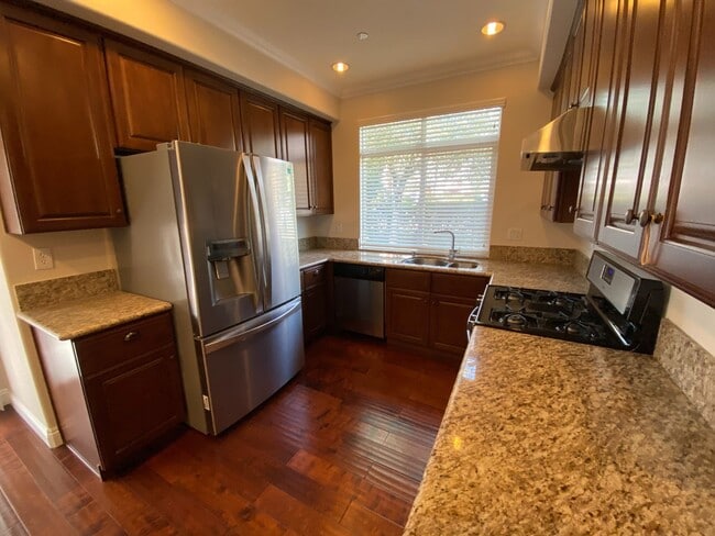 Building Photo - Beautiful Four Bedroom Townhouse in Pasadena