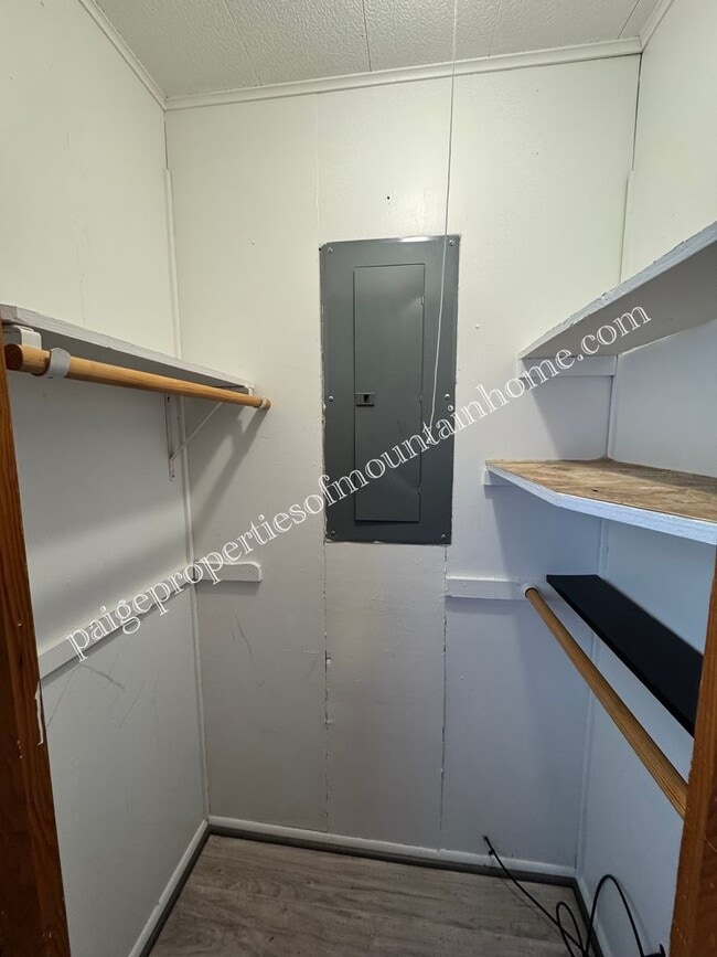 Building Photo - Charming 3-Bedroom Home