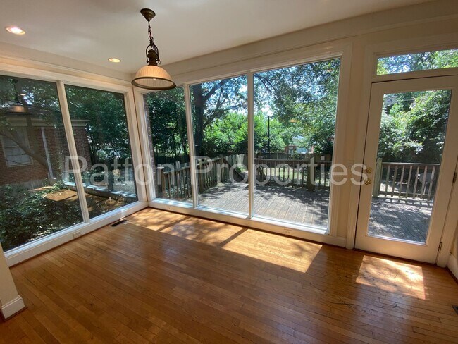 Building Photo - 323 S Pickens St