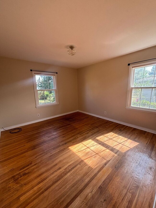 Building Photo - 2 BEDROOM | 1 BATH | WEST