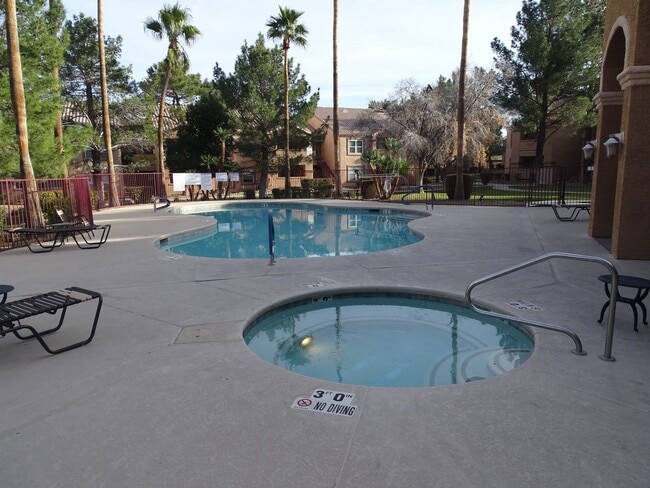 Building Photo - Well Cared For 1 Bed, 1 Bath 2nd Floor West Side Condo