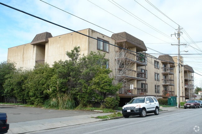 Primary Photo - Bayview Apartments