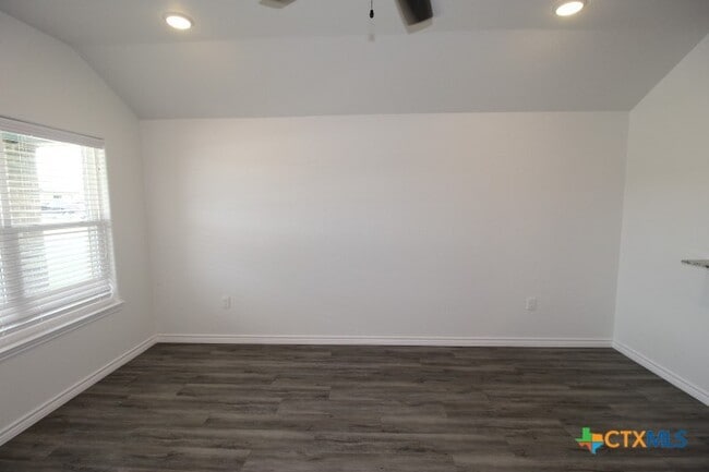 Building Photo - 118 Wind Ridge Dr