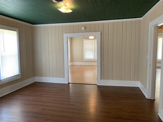 Building Photo - 113 Maple St