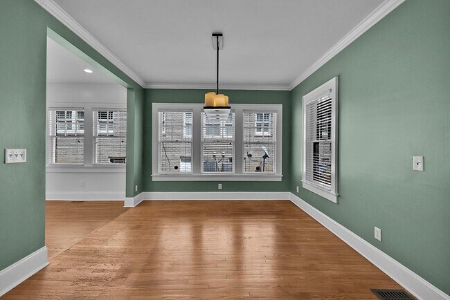 Building Photo - 876 Courtenay Dr NE