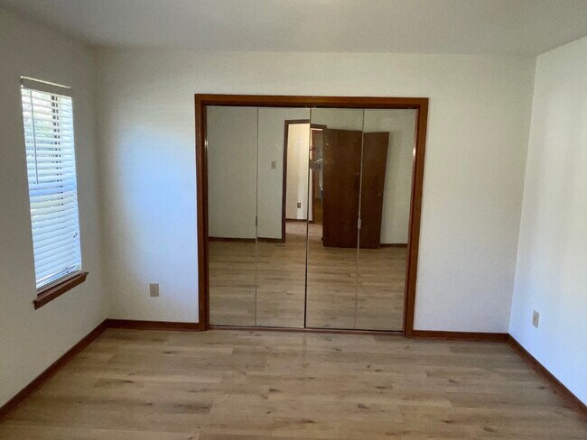 Building Photo - Welcome home to this charming 2-bedroom, 1-bath residence featuring a warm and inviting layout. E...