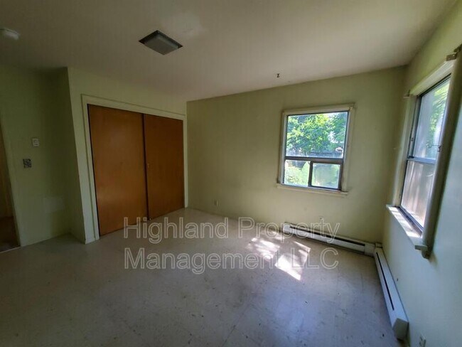 Building Photo - 152 SE Water St