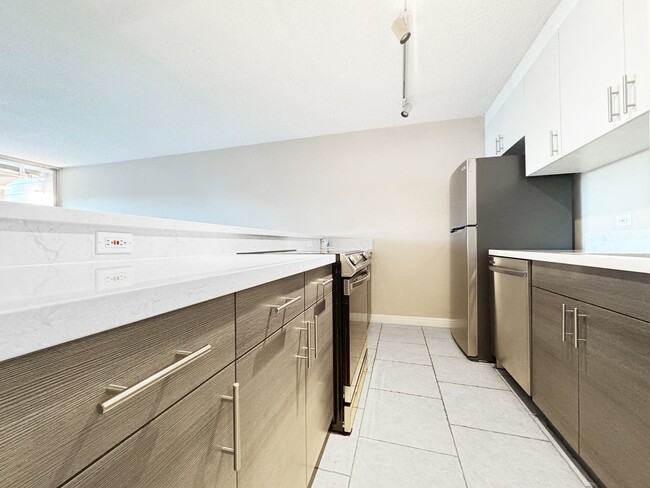 Building Photo - Pet Friendly Pualei Circle Condo with One ...