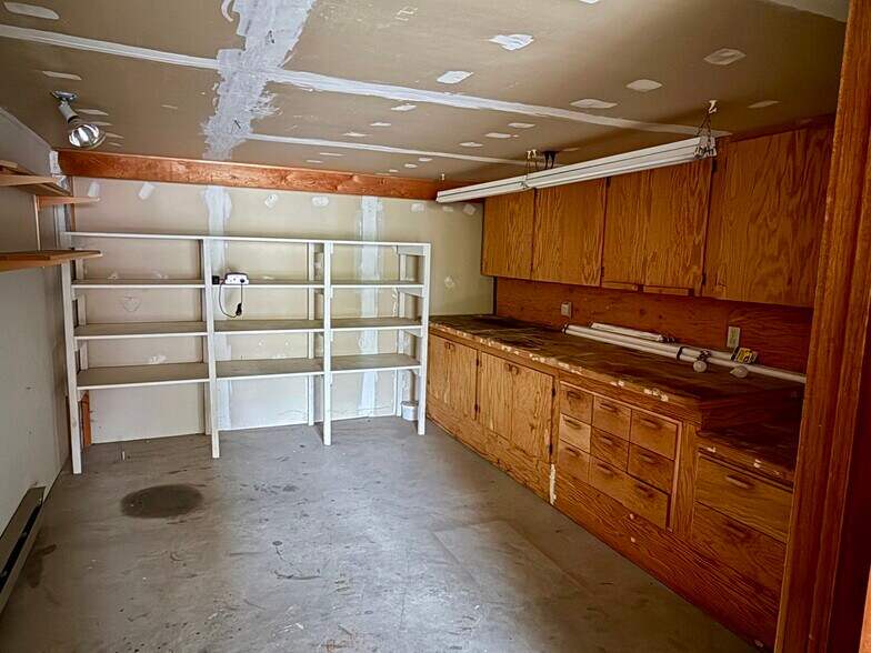 Garage Workshop 1 - 625 S Evergreen Rd