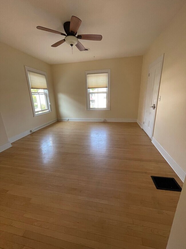 Building Photo - 33 Pine St